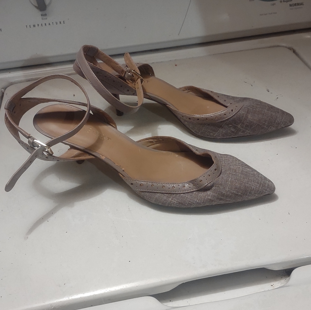 Nine West woman's beige leather‎ pointed toe ankle strap heel pumps size 8-1/2